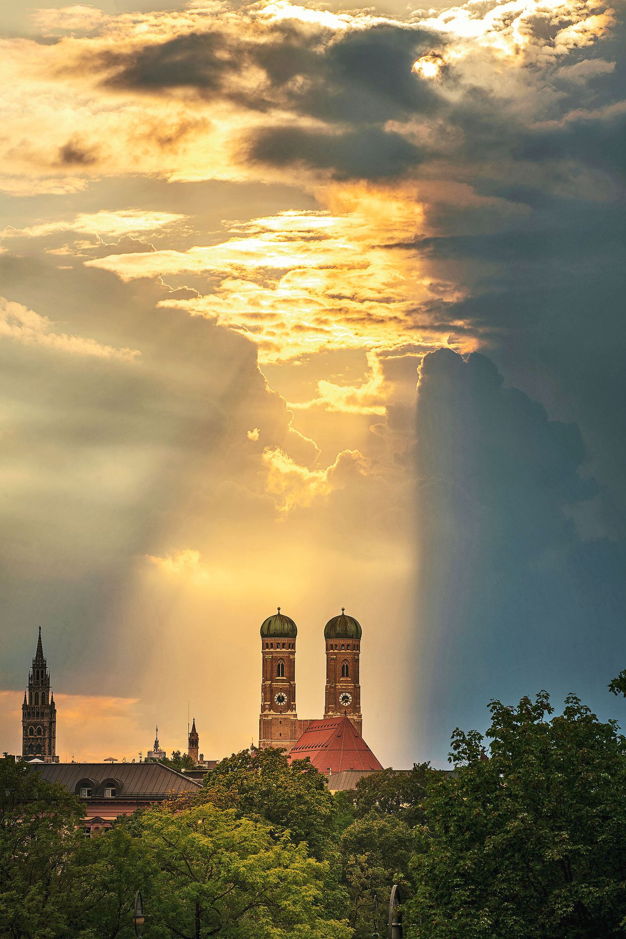 Frauenkirche und Sonne hinter den Wolken, München
