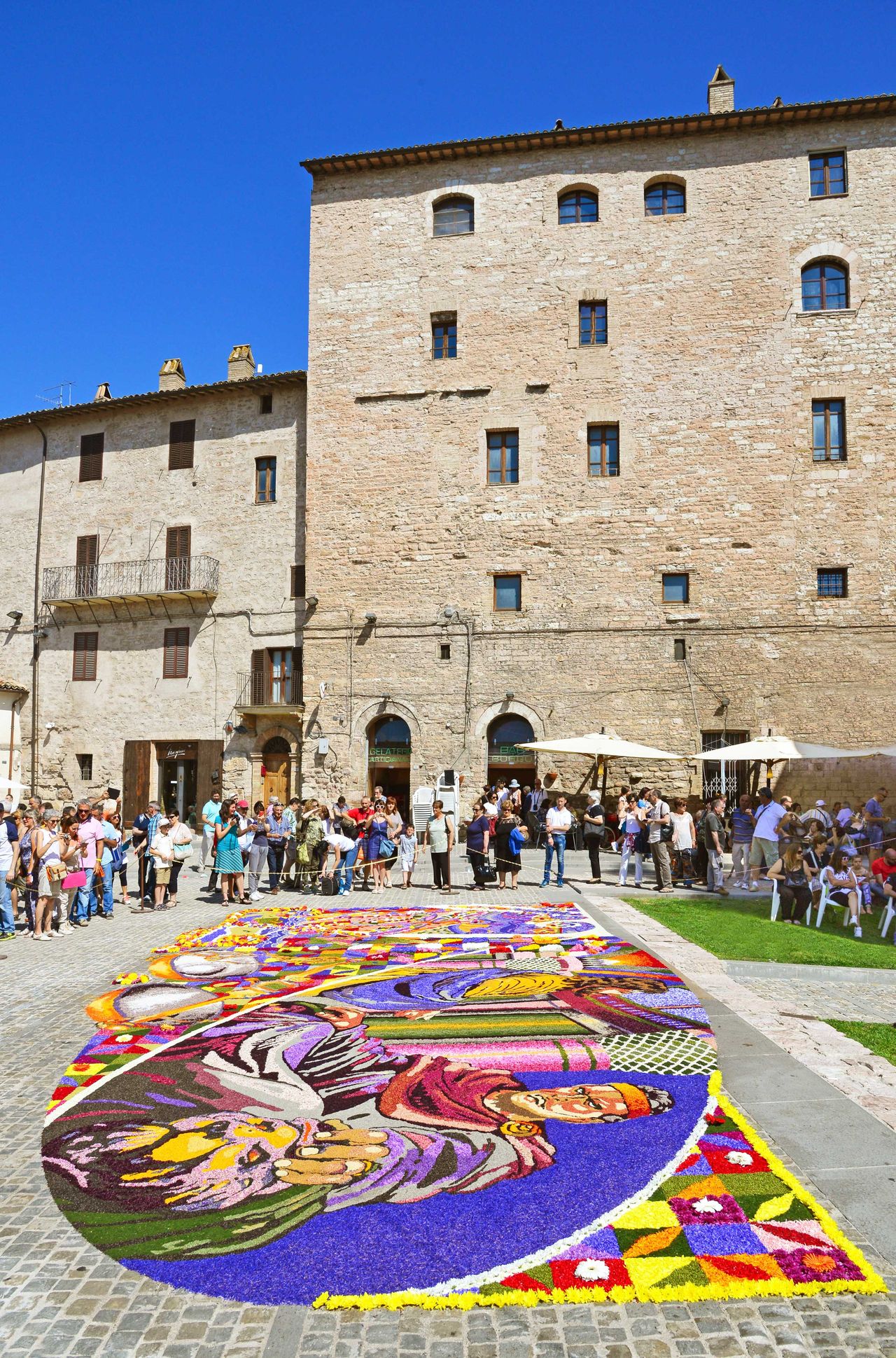 Blumenkunstwerk auf dem Boden von Spello, Infiorate di Spello