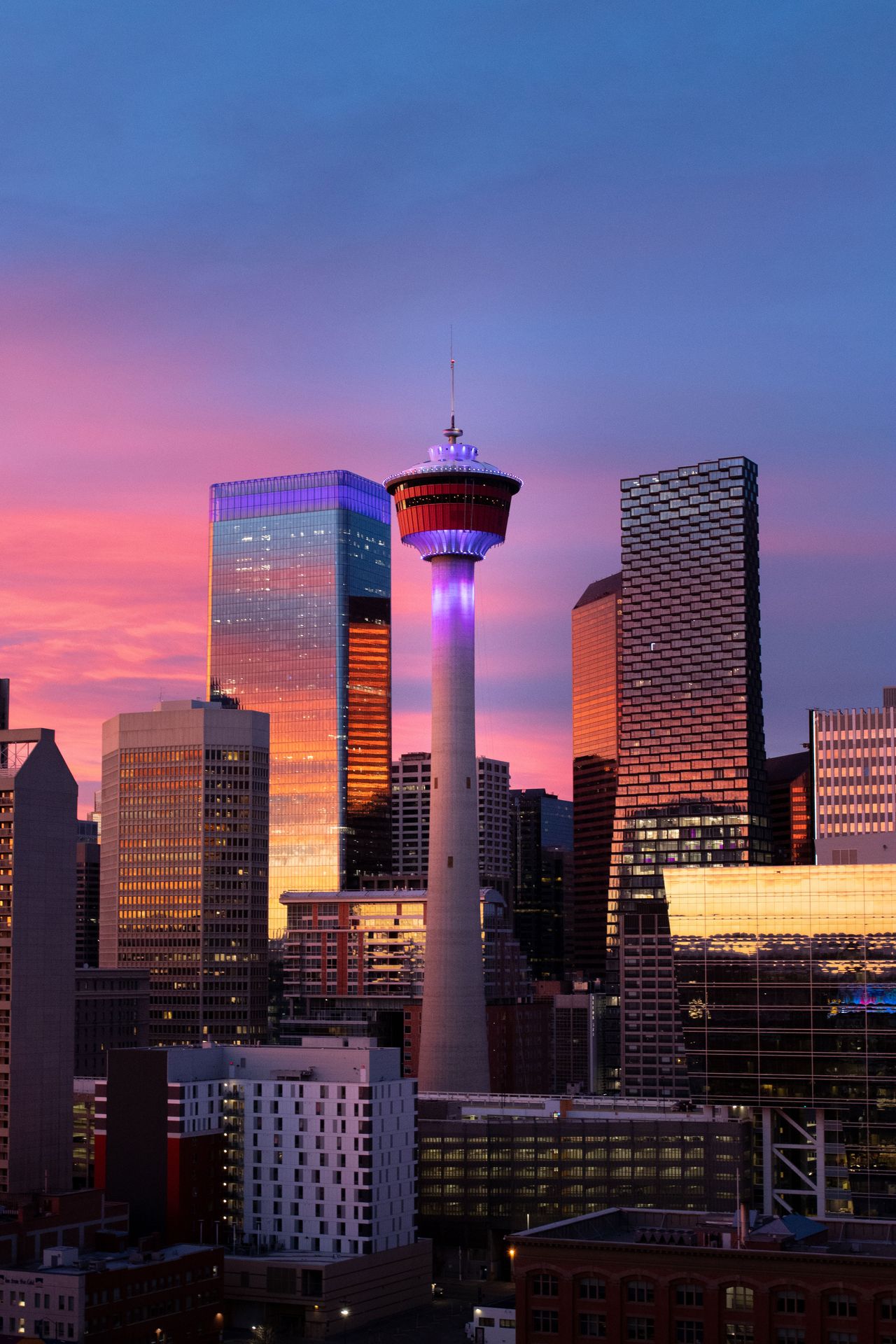 Calgary Tower am Abend
