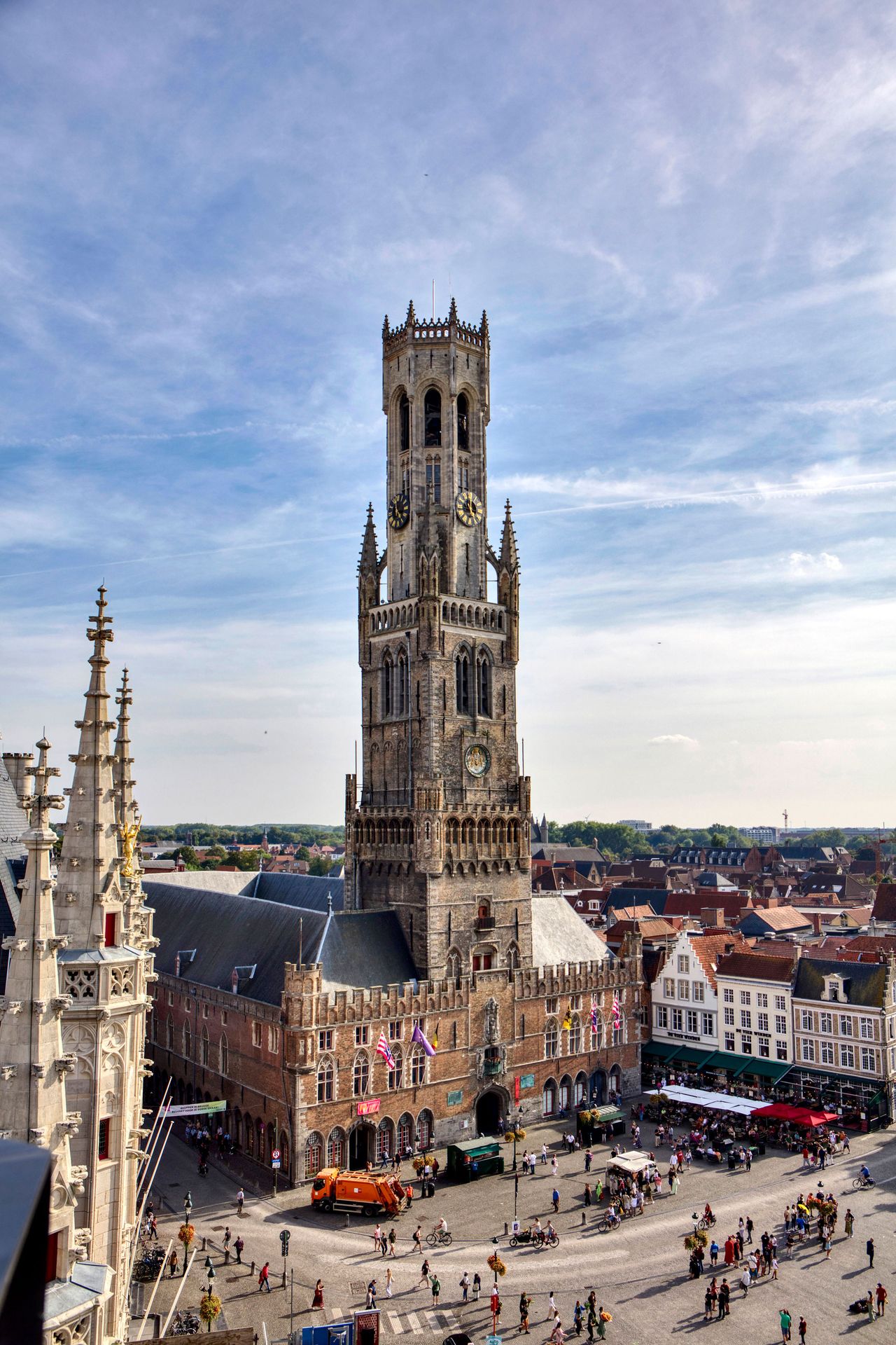 Blick von oben auf den Grote Markt mit dem Belfort, Brügge