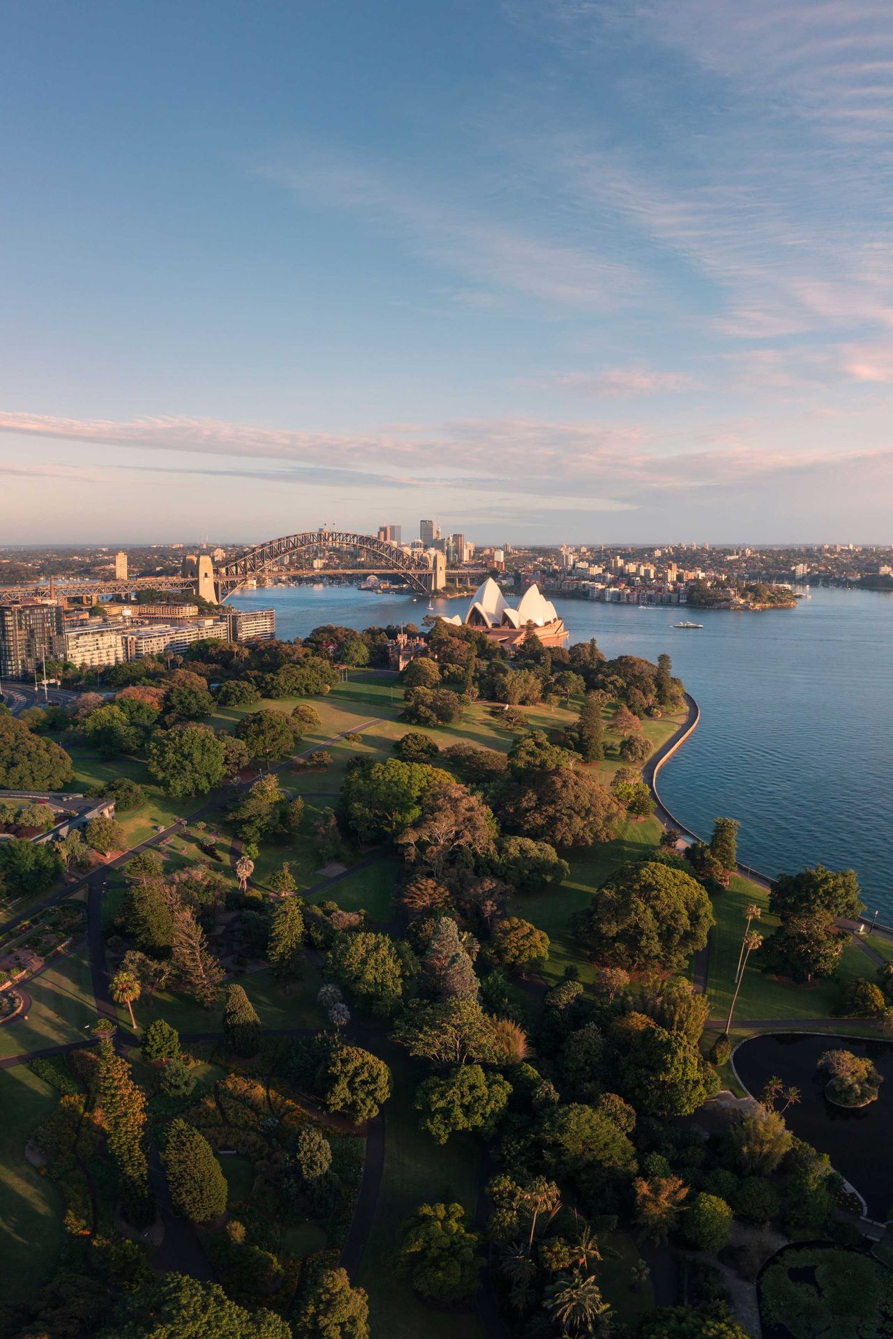 Blick auf die Sydney Harbour Bridge, das Opera House und die Wasserwege