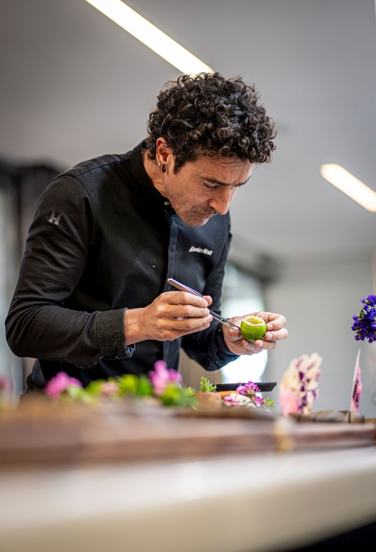 Eneko Atxa kocht im Restaurant Azurmendi