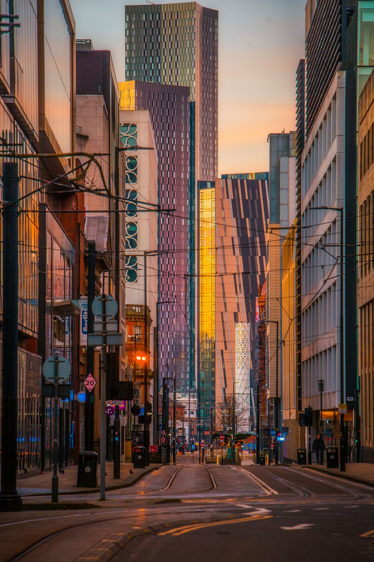 Mosley Street mit Blick auf Skyline in Manchester