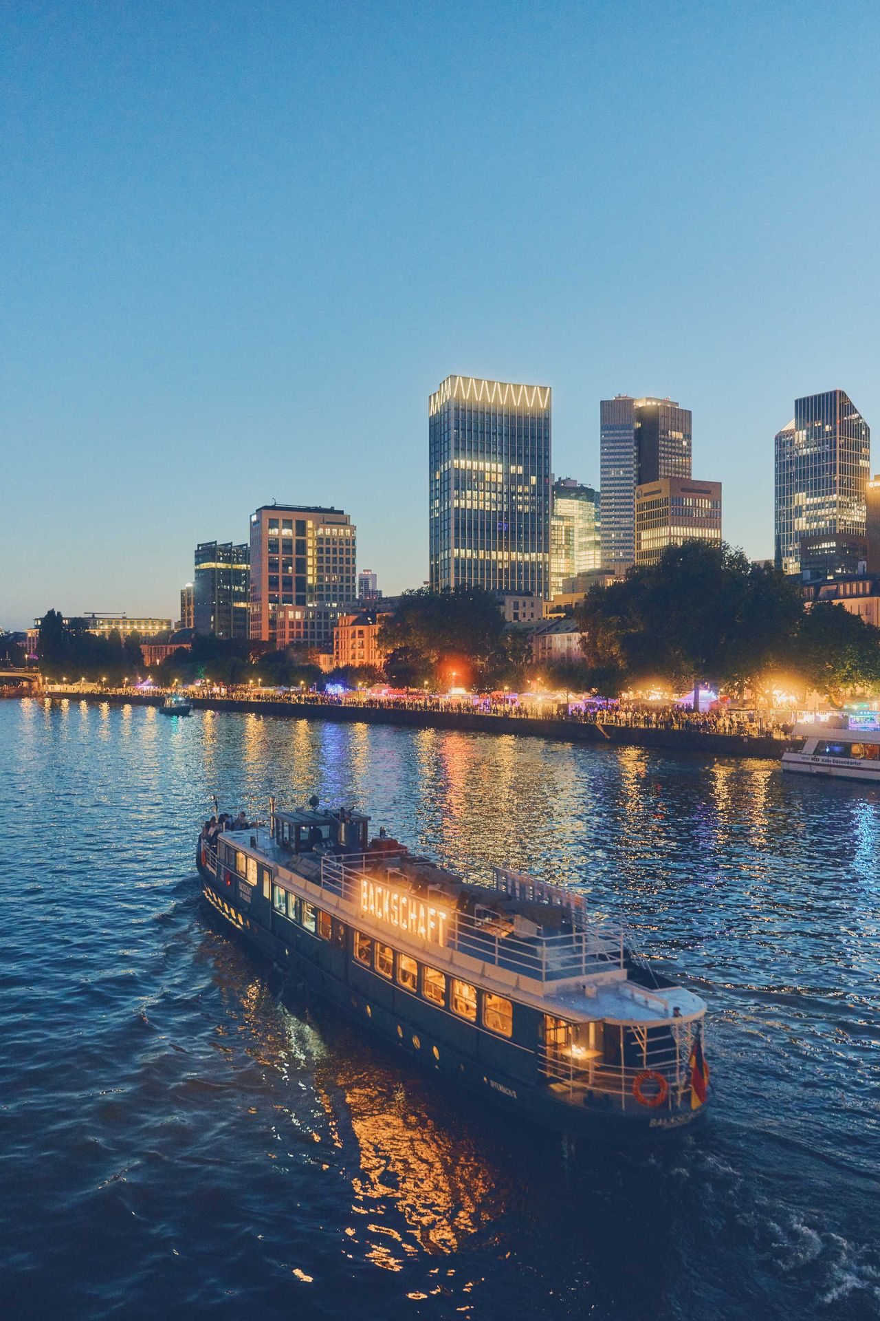 Boot schippert auf dem Main in Frankfurt, am Abend