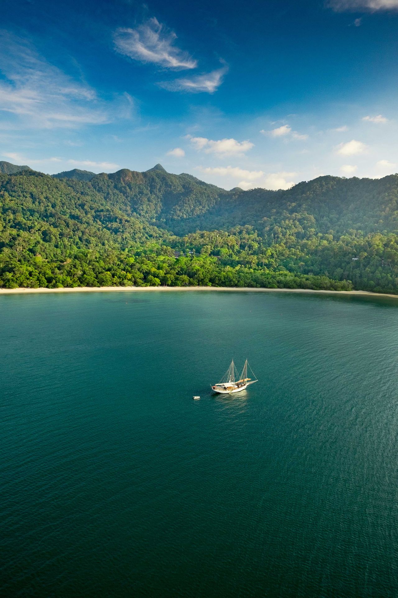 Blick auf Langkawi, Boot schippert im Meer