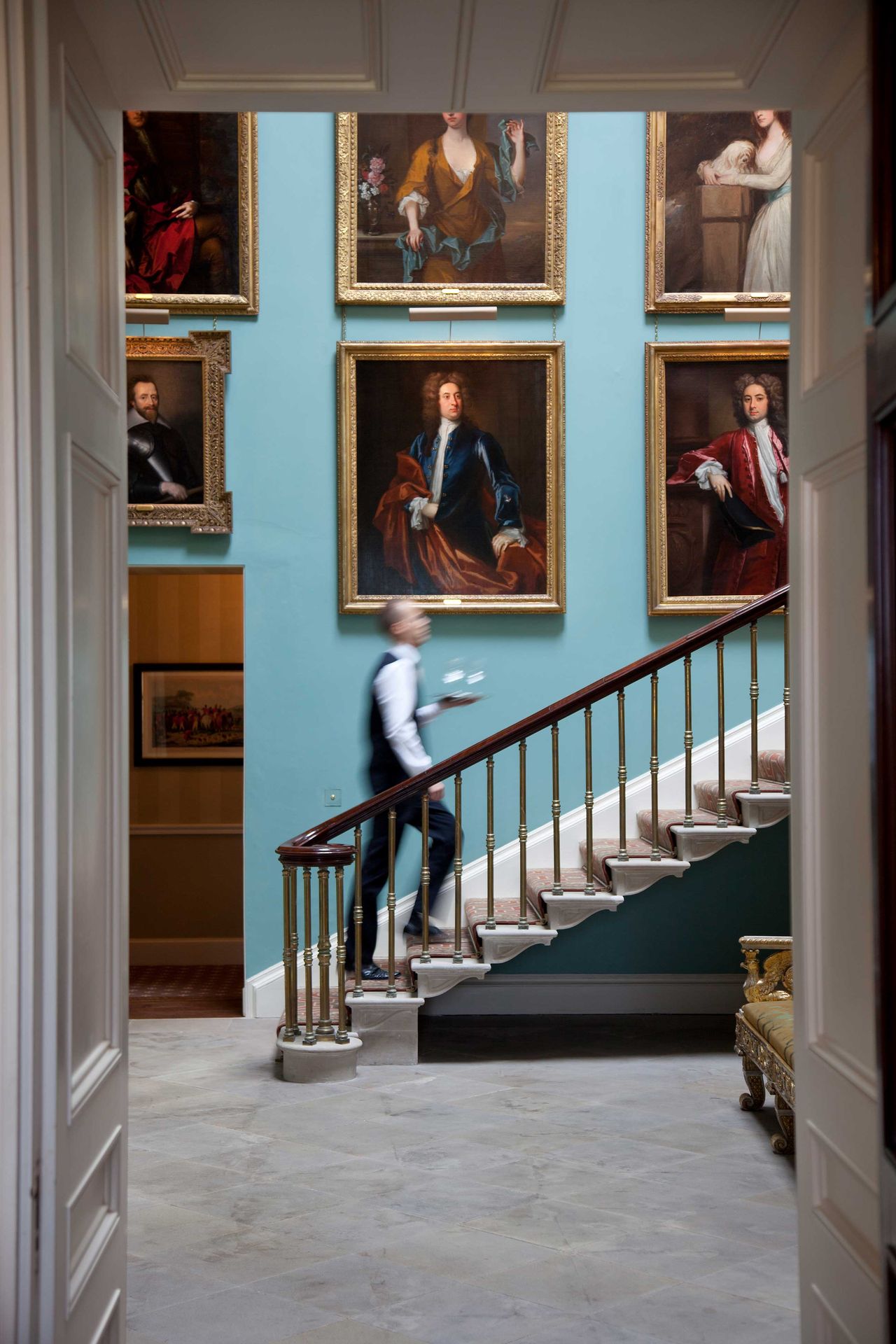Butler im Treppenhaus im Ballyfin Demesne, Irland