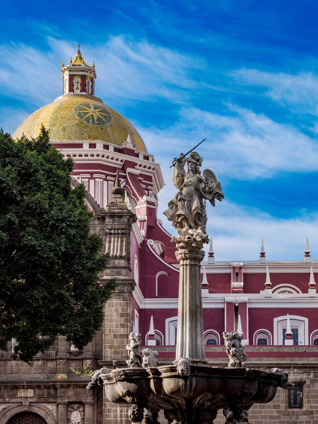 Brunnen mit Erzengel Michael und Kathedrale auf dem Hauptplatz Z&oacute;calo, Puebla