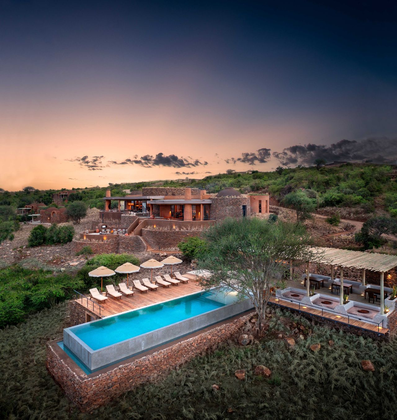 Blick auf den Pool und die Lodge, Suyian Lodge in Kenia