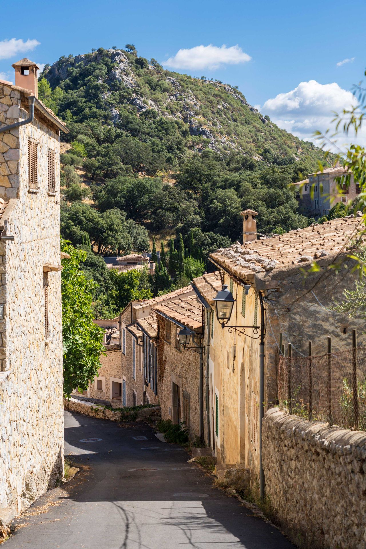 Gasse in Orient mit Blick auf Tramuntana