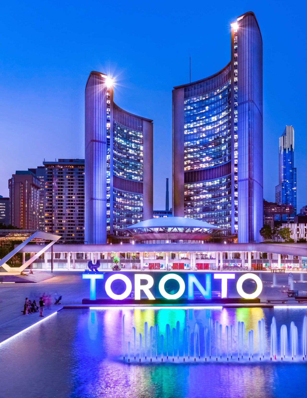 beleuchtete New City Hall auf dem Nathan Phillips Square in Toronto