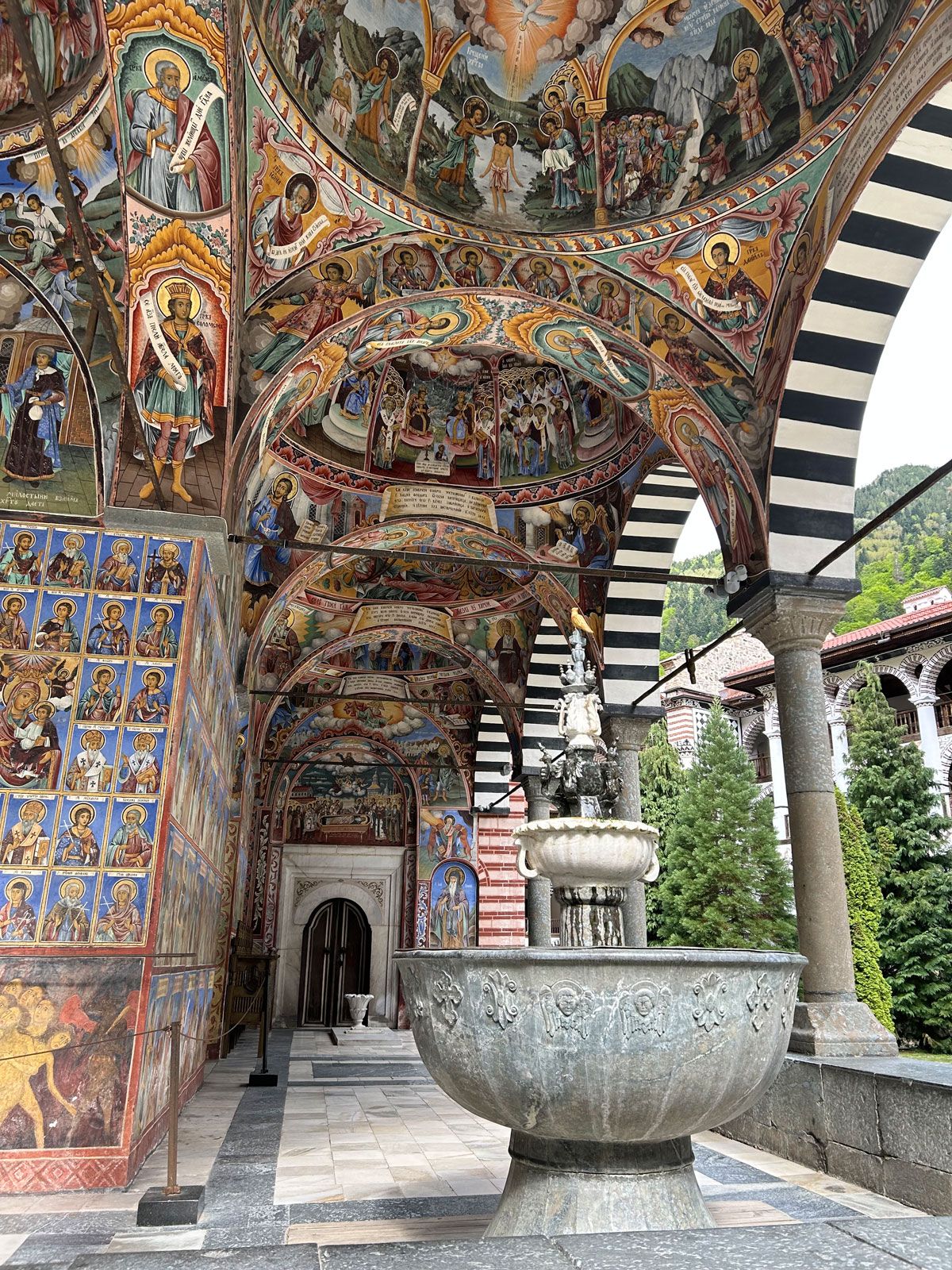 Verzierte Wände und Decken, Brunnen im Rila-Kloster