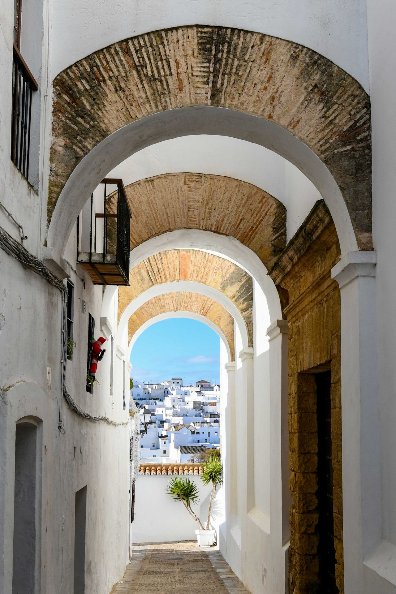 Torbogen und Blick auf weiße Häuser in Vejer de la Frontera