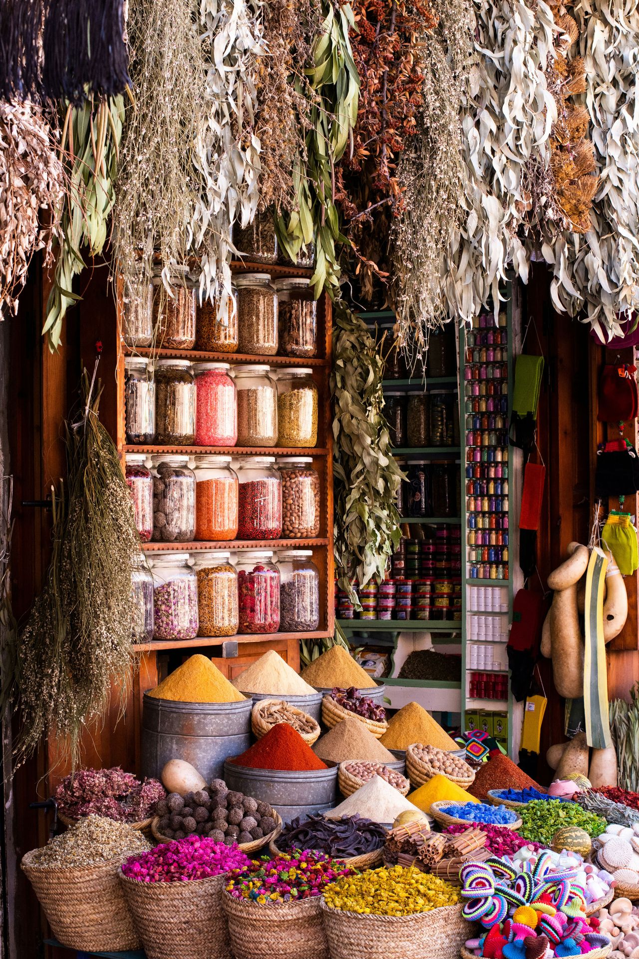 Orientalische Lampen hängen in einem Souk in Marrakesch.