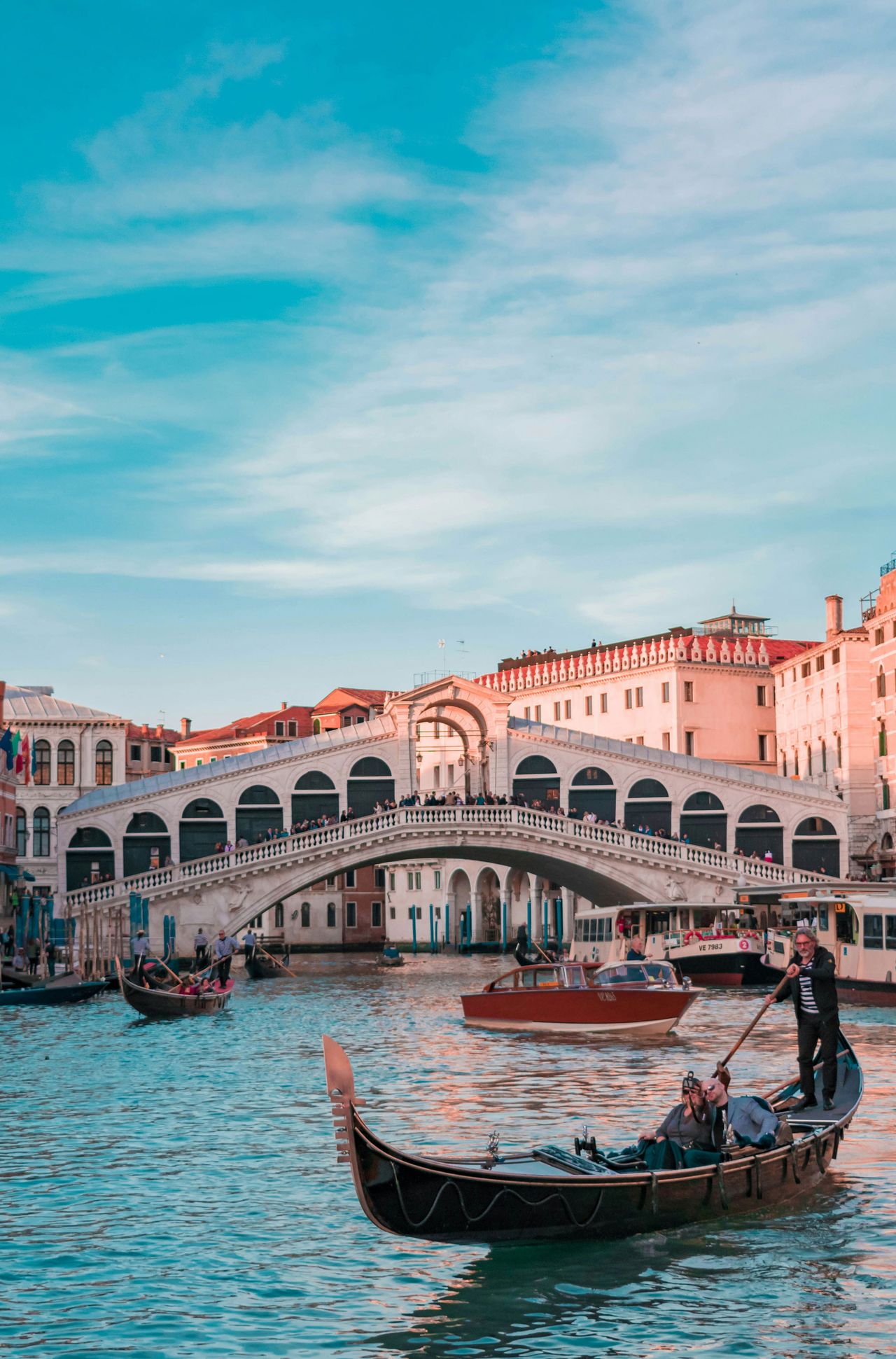 Rialtobrücke und Gondeln auf dem Canal Grandem Venedig