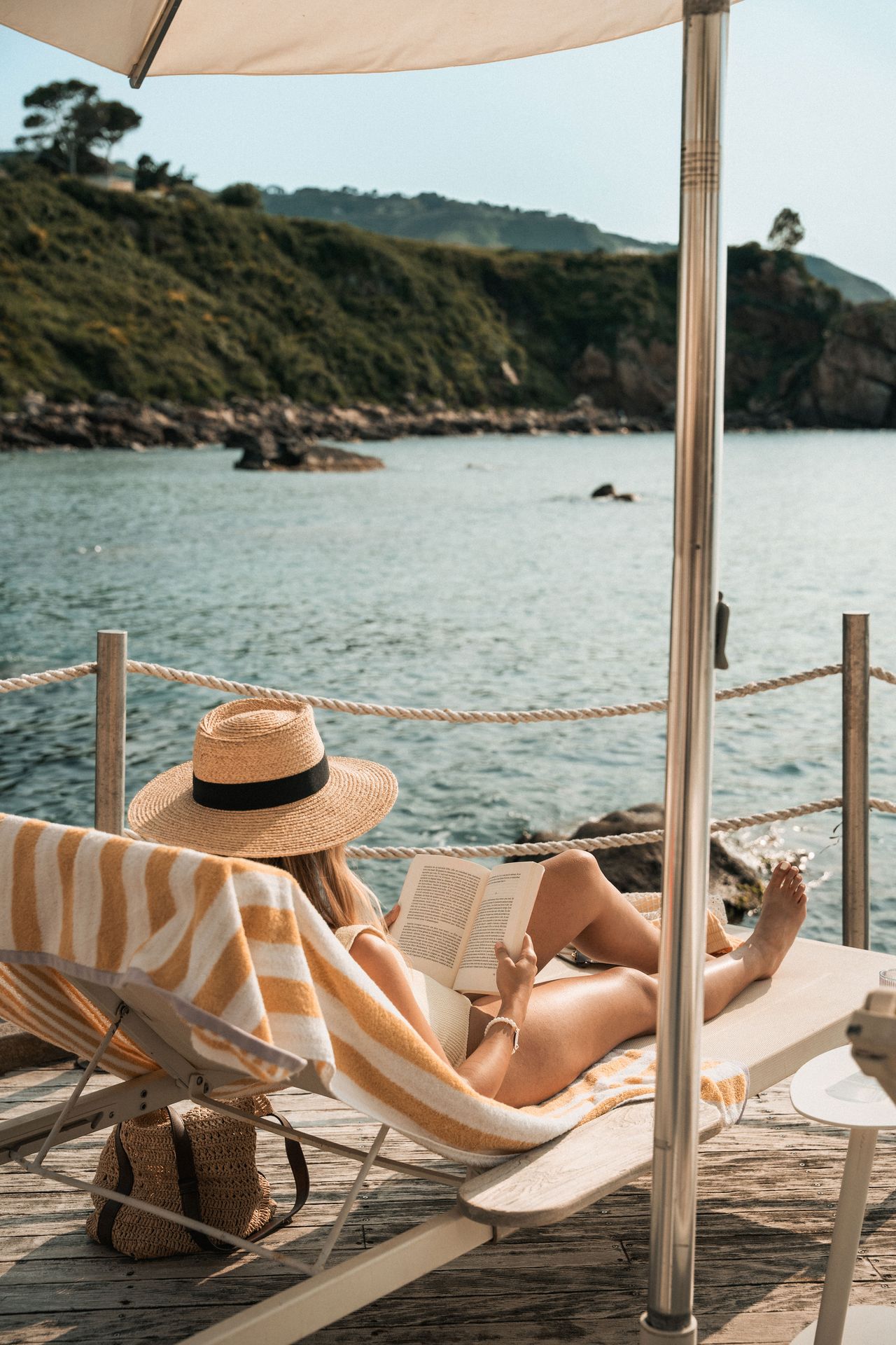 Frau entspannt auf einer Sonnenliege, Club Med in Cefalù
