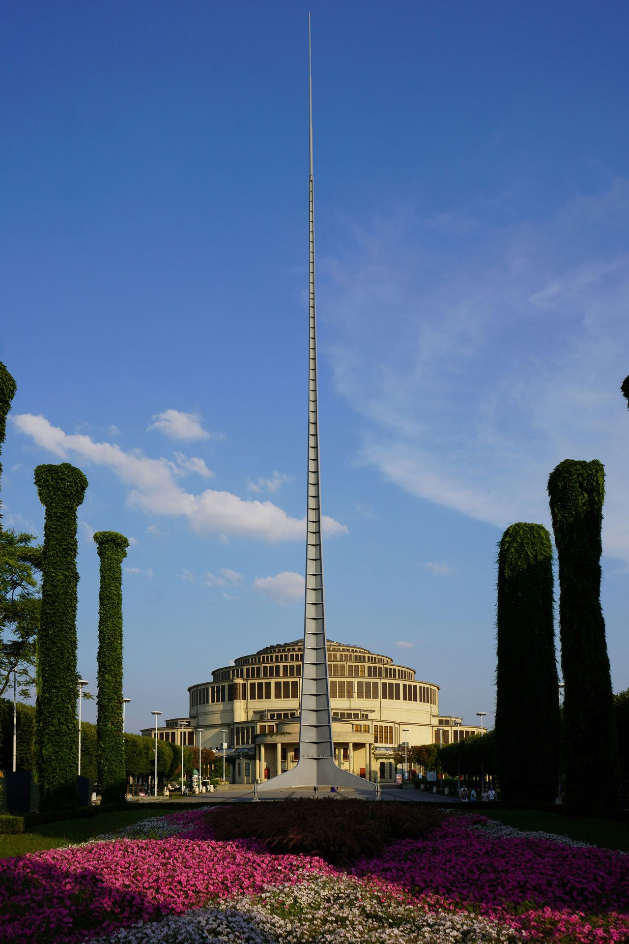 Die Jahrhunderthalle mit der Iglica („Nadel“) von Stanisław Hempel, Breslau