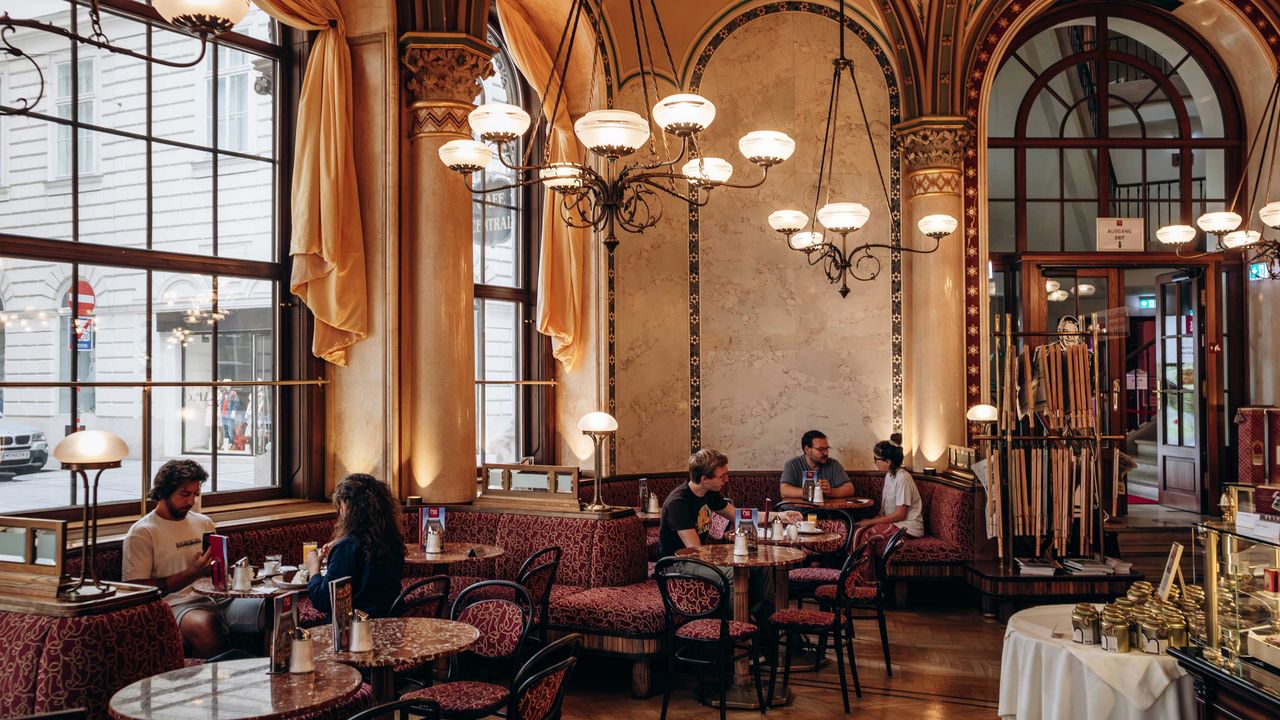 Das Café Central gehört zu den berühmtesten Kaffeehäusern in ganz Wien. Café Central in Wien, Innenaufnahme