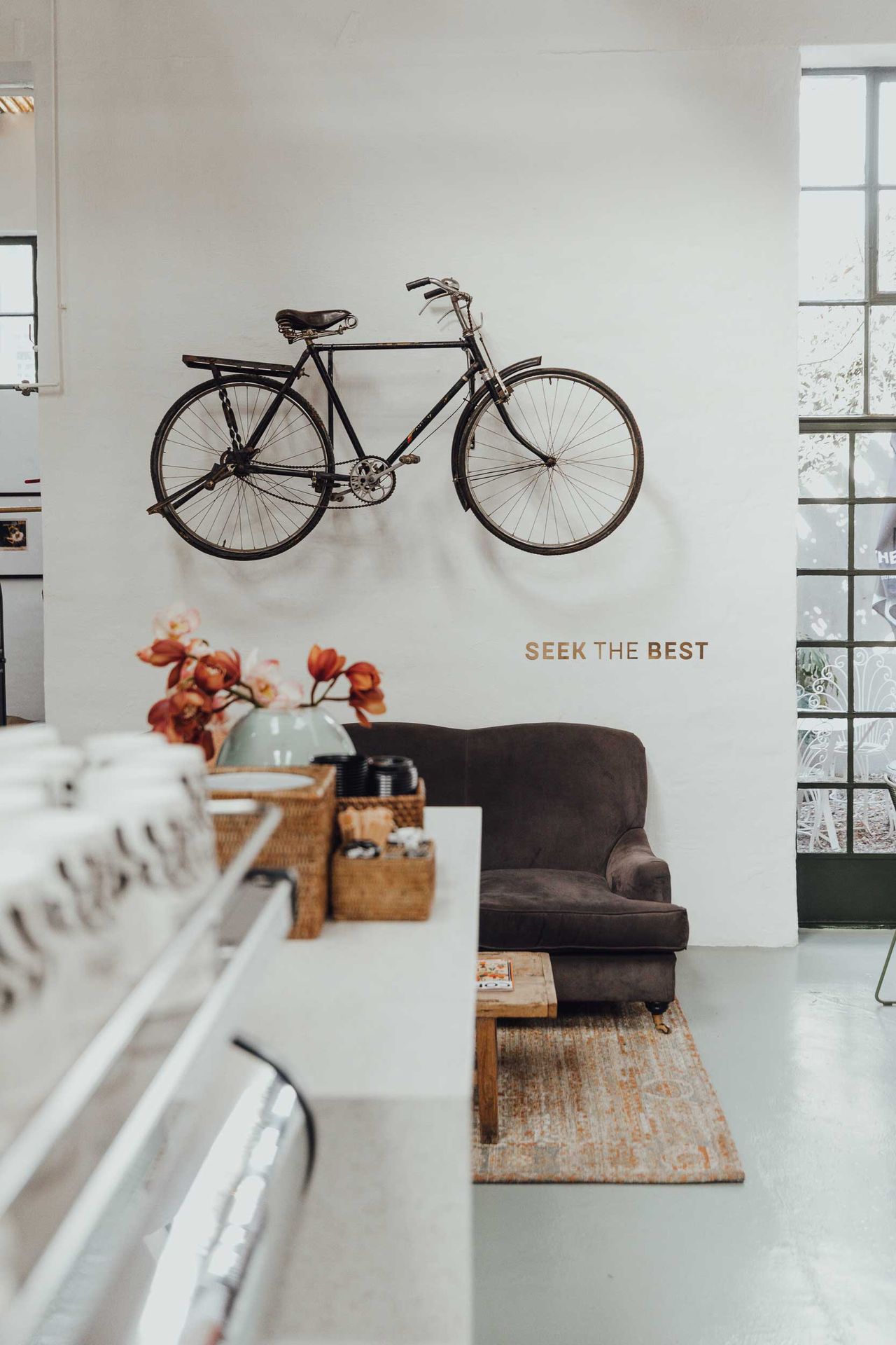 Fahrrad an der Wand des Cafés Bean There in Johannesburg