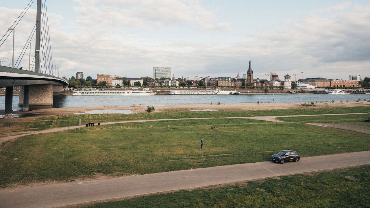 Lexus LBX am Rheinufer, Düsseldorf