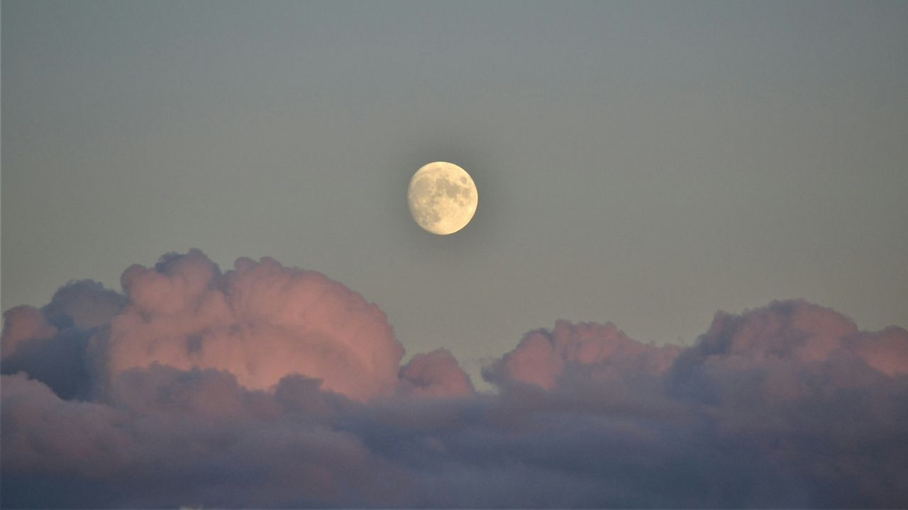 Mond über Wolkenbergen, Symbolfoto