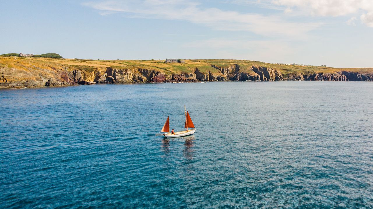 Die Küste von Porthclais mit Segelschiff, Wales