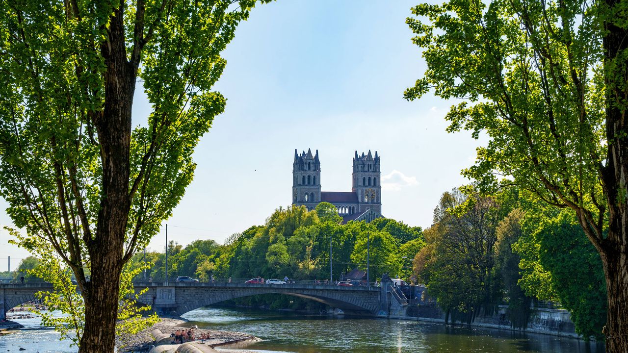 Glockenbachviertel in München,Blick auf Isar und Kirche St. Maximilan