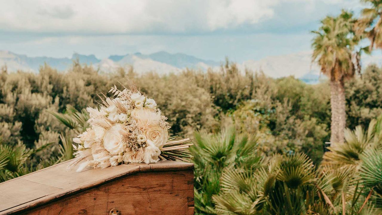 Blumenstrauß und Blick auf die Berge, Casal Santa Eulàlia Hotel & Restaurant