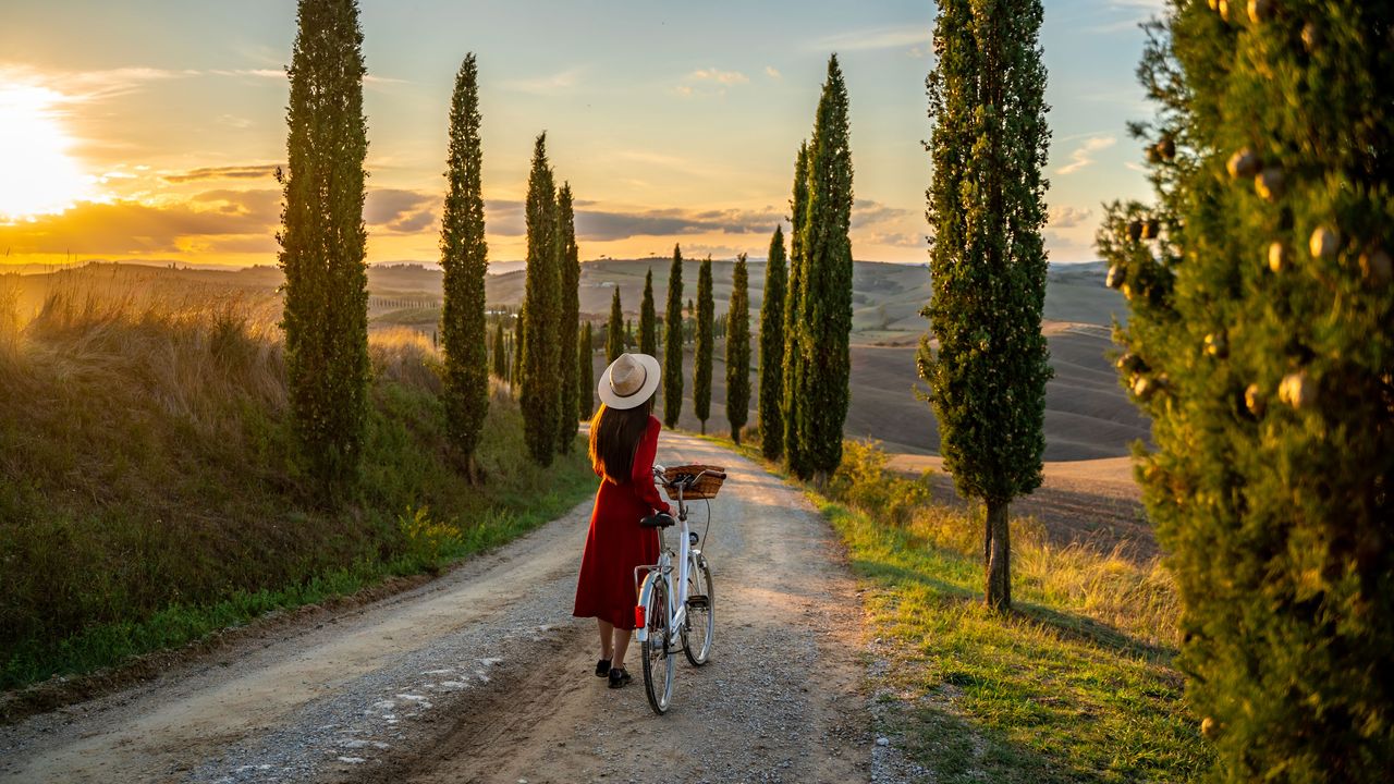 Frau mit Fahrrad in der Toskana