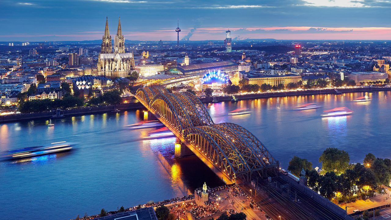 Blick auf das Kölner Rheinufer mit Hohenzollernbrücke und dem Kölner Dom
