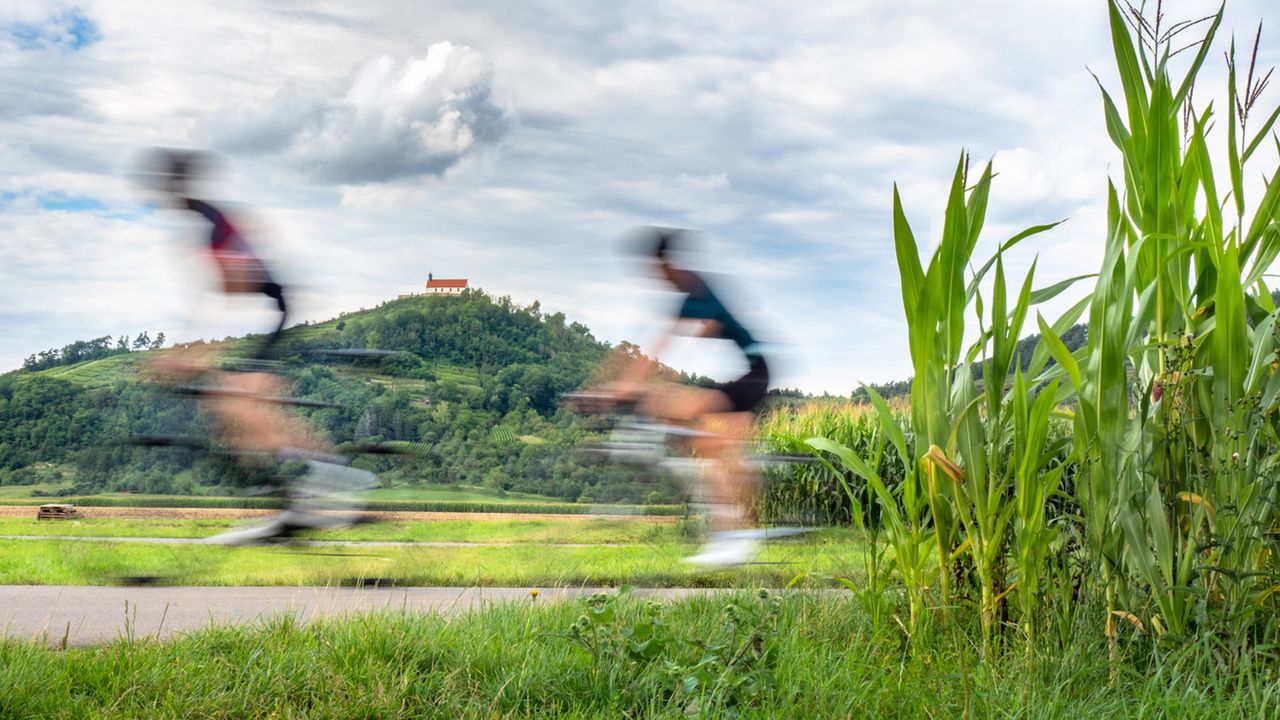 Fahrradweg: Sankt Remigius Kapelle im Hintergrund