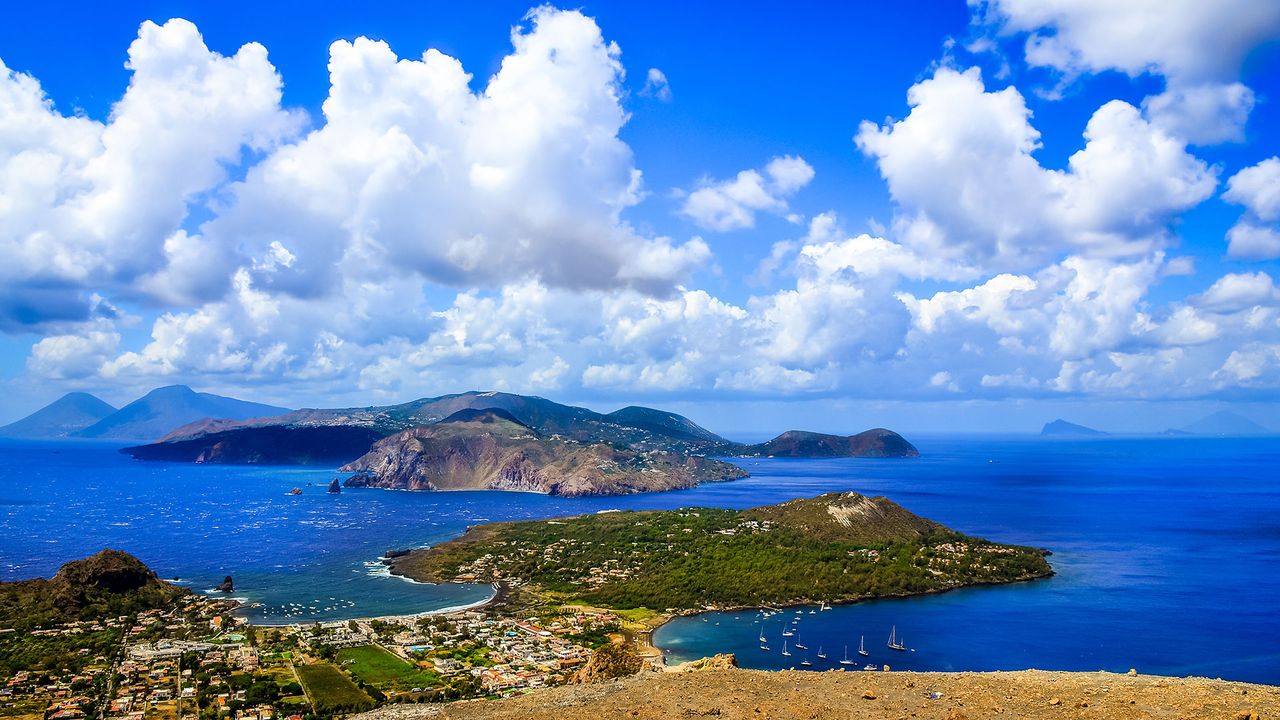 Luftaufnahme der Liparischen Inseln, Italien