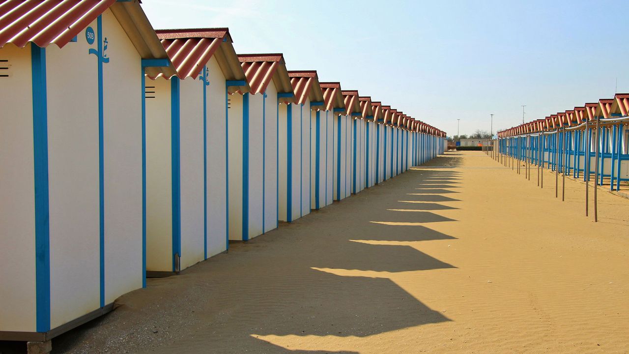 Geschlossene Strandhütten am Lido di Venezia