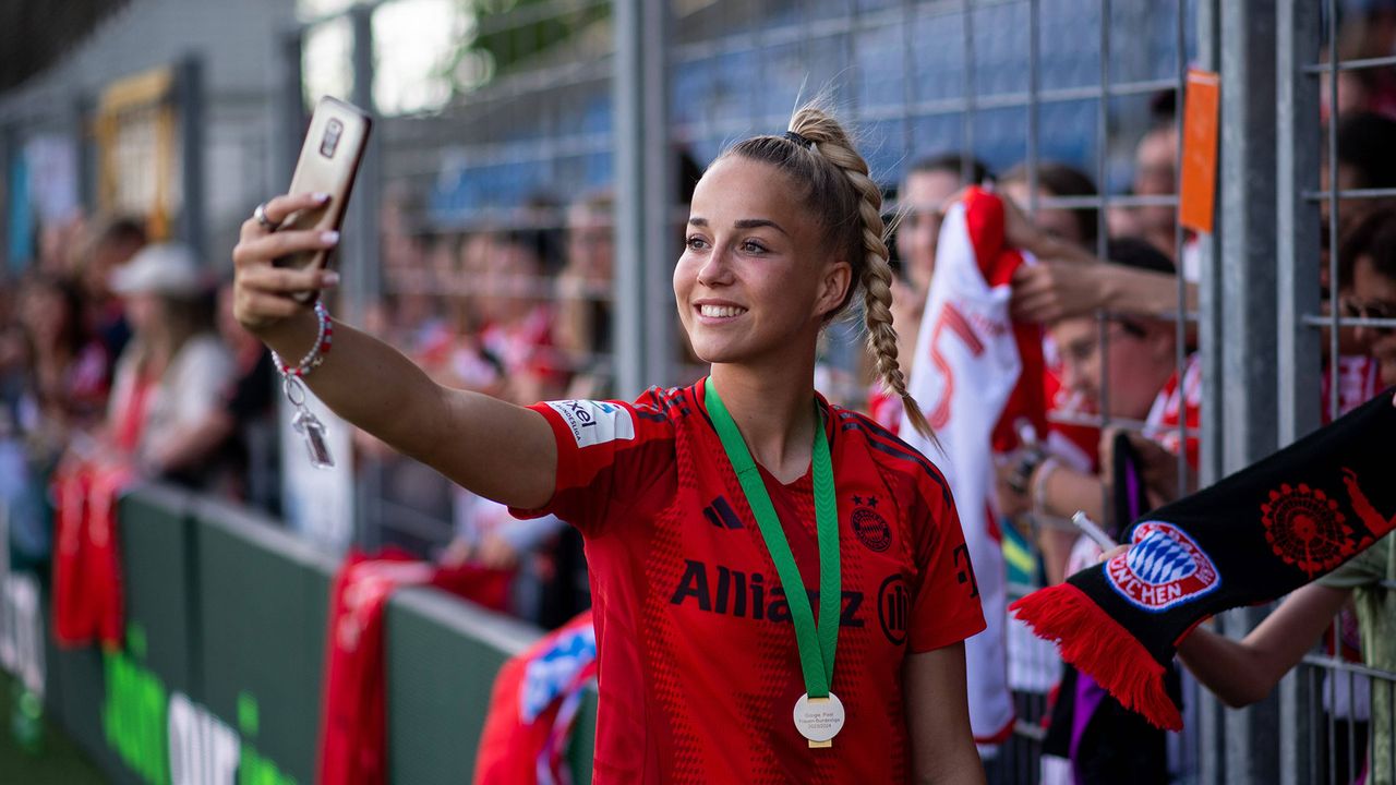 Giulia Gwinn macht Selfies mit Fans