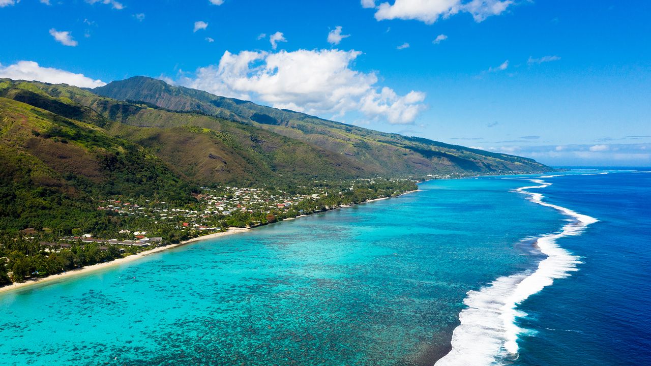 Luftaufnahme der Westküste von Tahiti