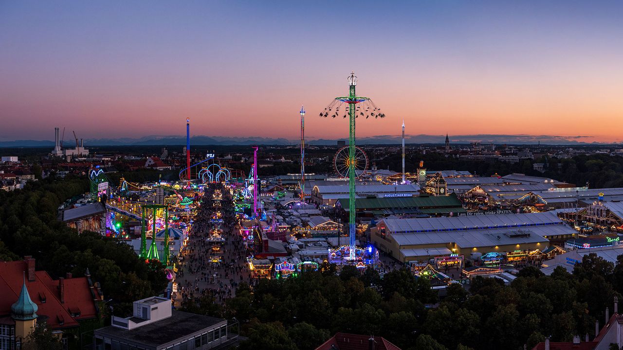 Luftaufnahme des Oktoberfests in München am Abend