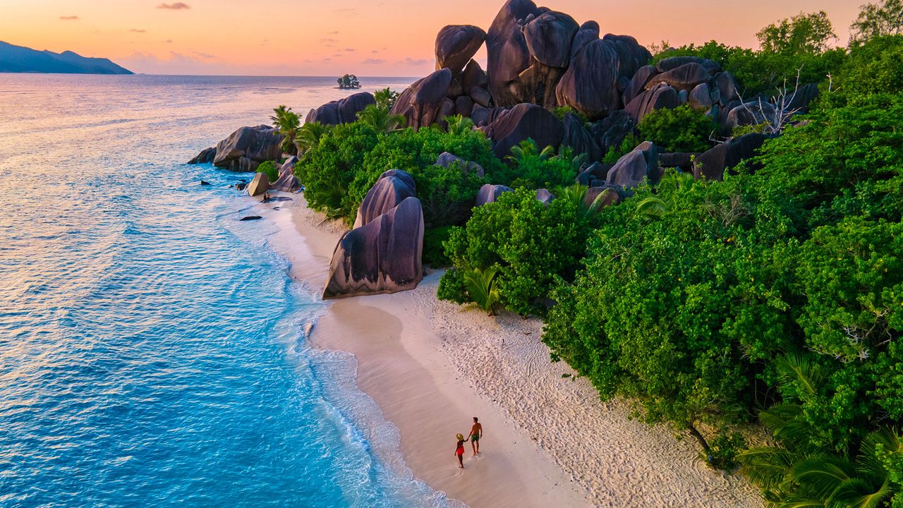 Zwei Personen am Anse Source d'Argent, Strand auf den Seychellen