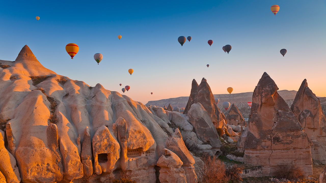 Heißluftballons über Göreme in Kappadokien