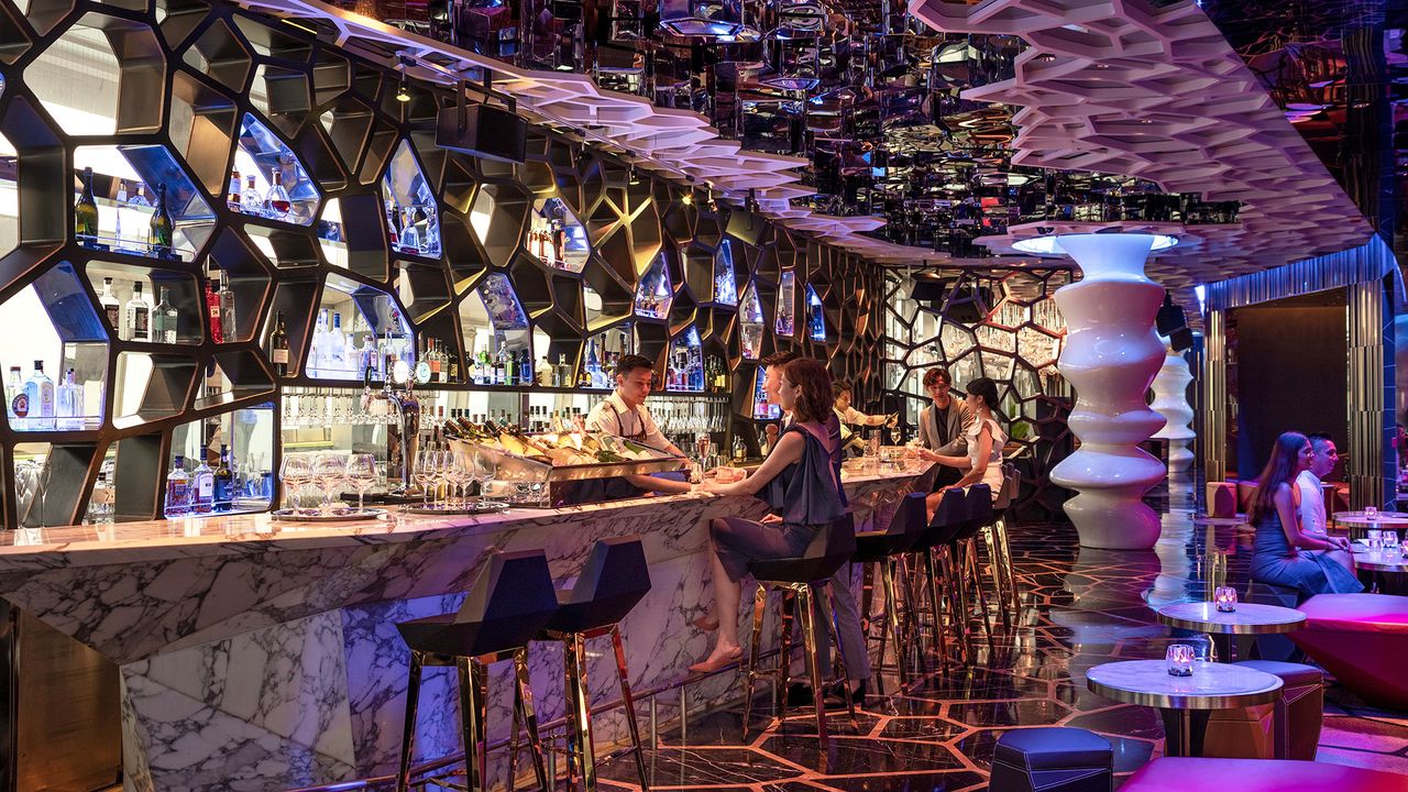 Ozone Bar Tresen im The Ritz-Carlton Hong Kong