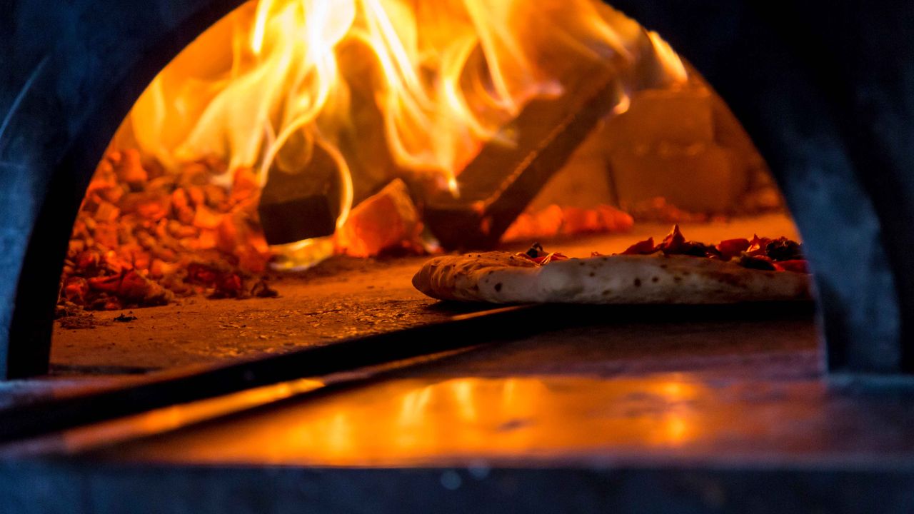 Pizza im Holzofen gebacken, Italien