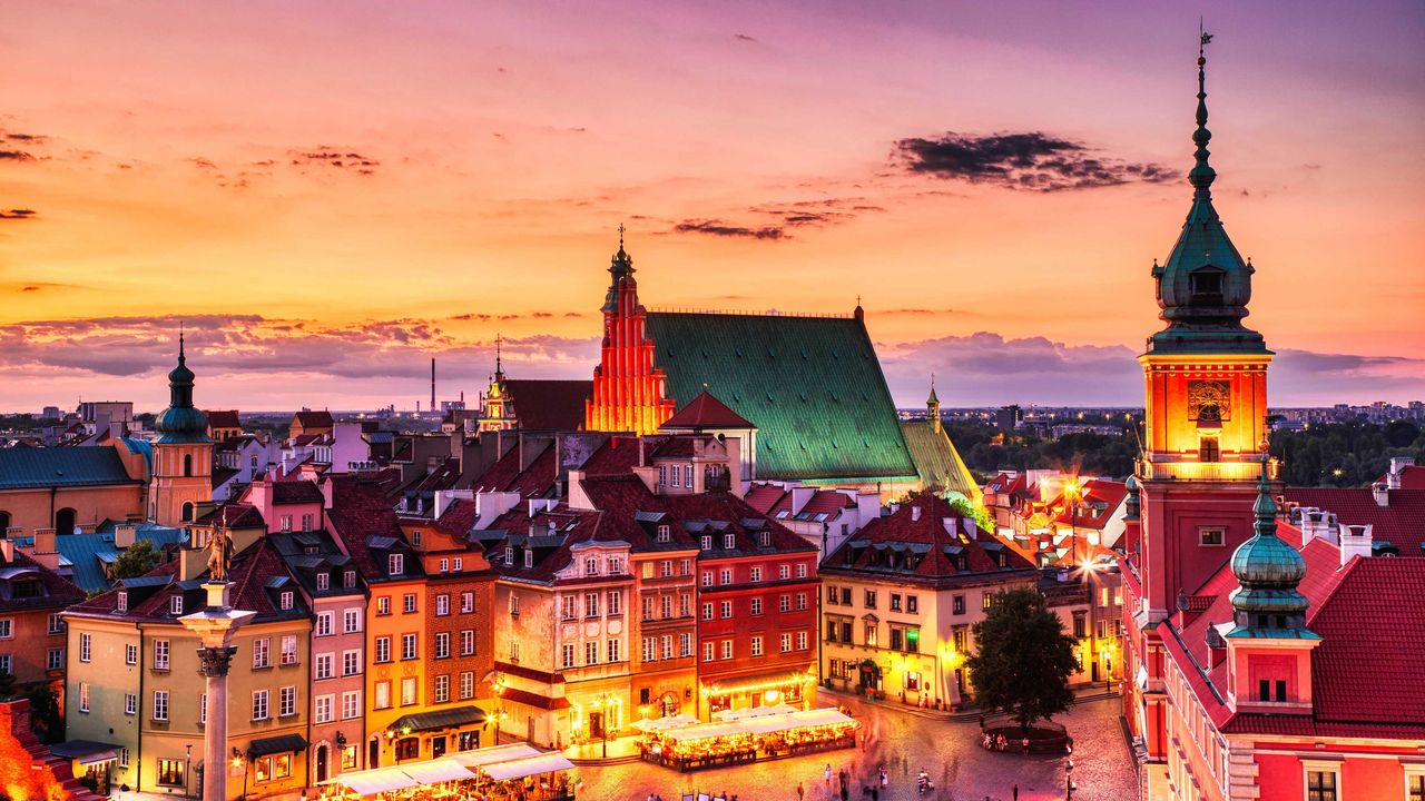 Warschauer Altstadt mit beleuchteten Gebäuden