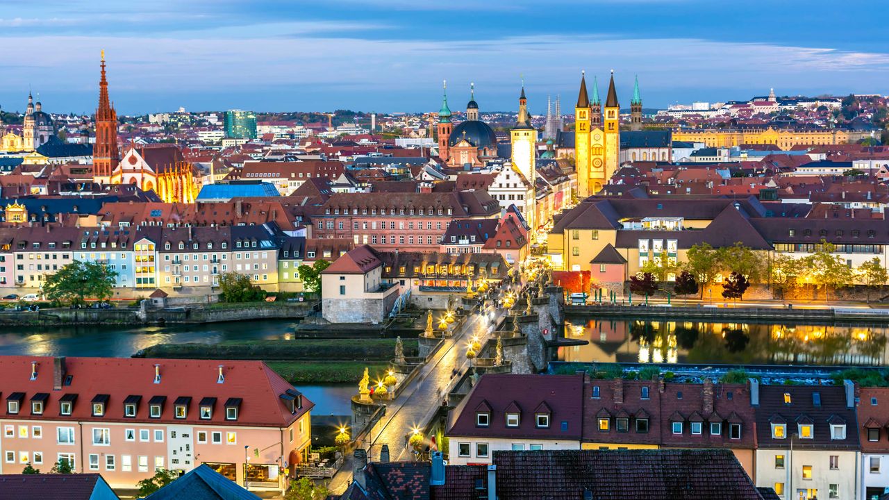 Blick auf Würzburg und die Alte Mainbrücke am Abend