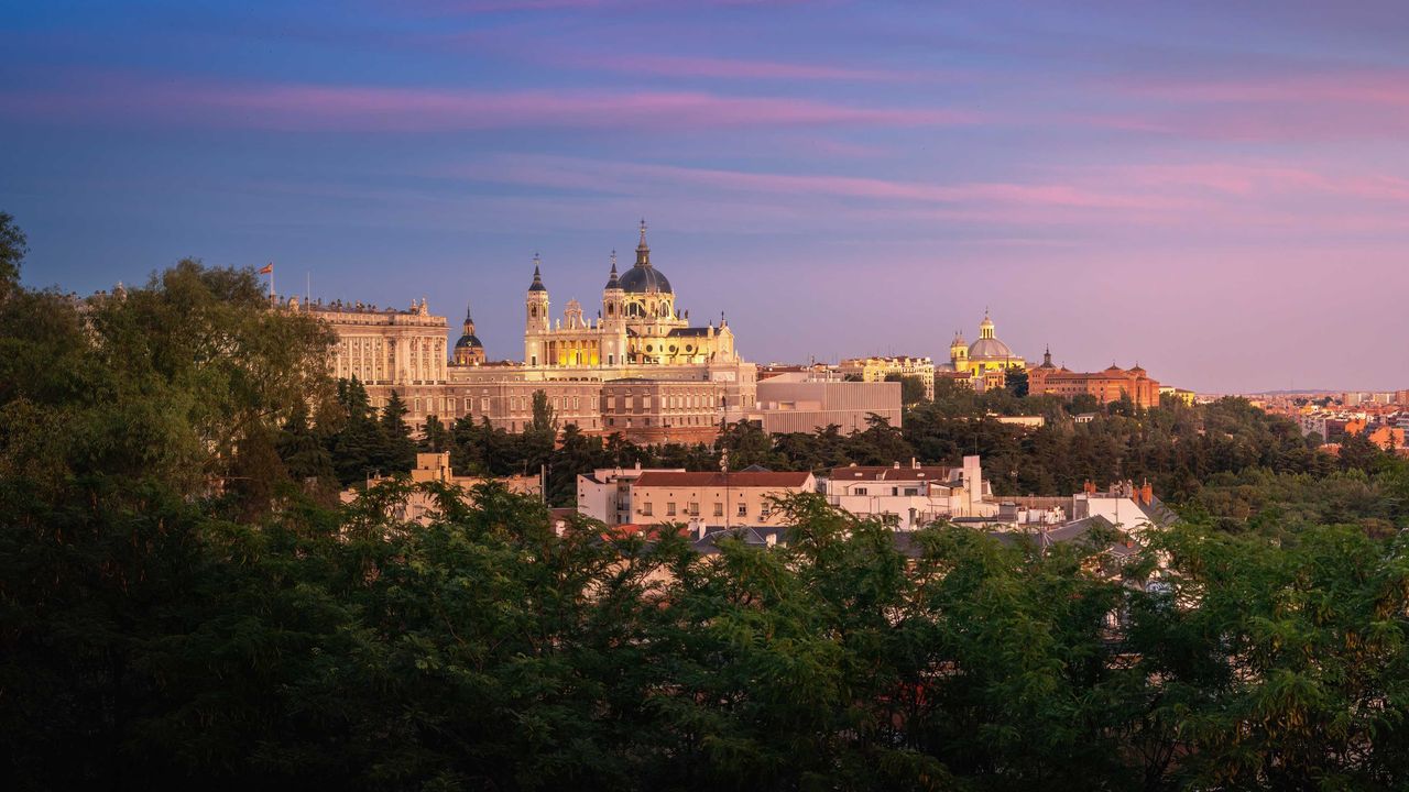 Blick auf die Almudena-Kathedrale in Madrid am Abend