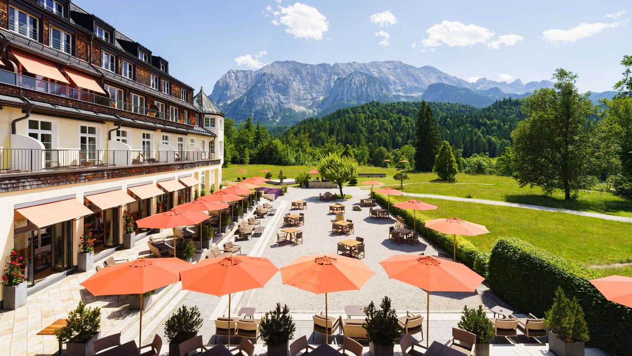 Sonnenterrasse des Schloss Elmau in Bayern