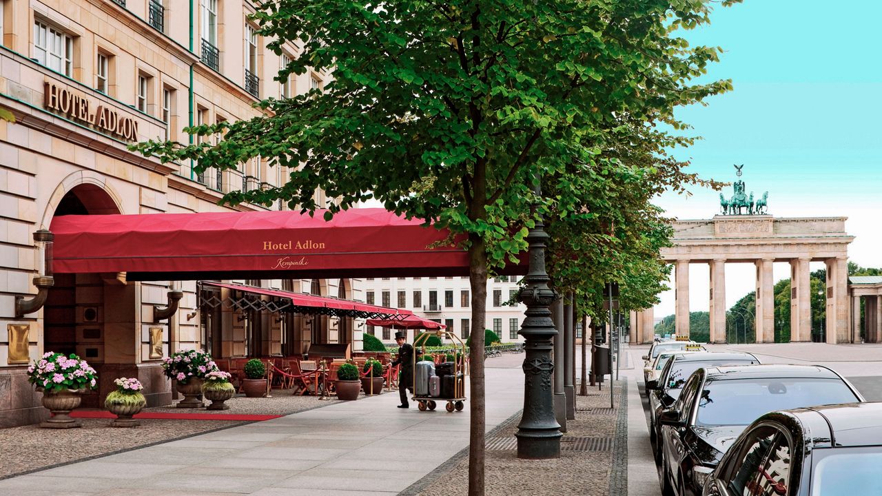 Außenaufnahme Hotel Adlon Kempinski Berlin, Blick aufs Brandenburger Tor