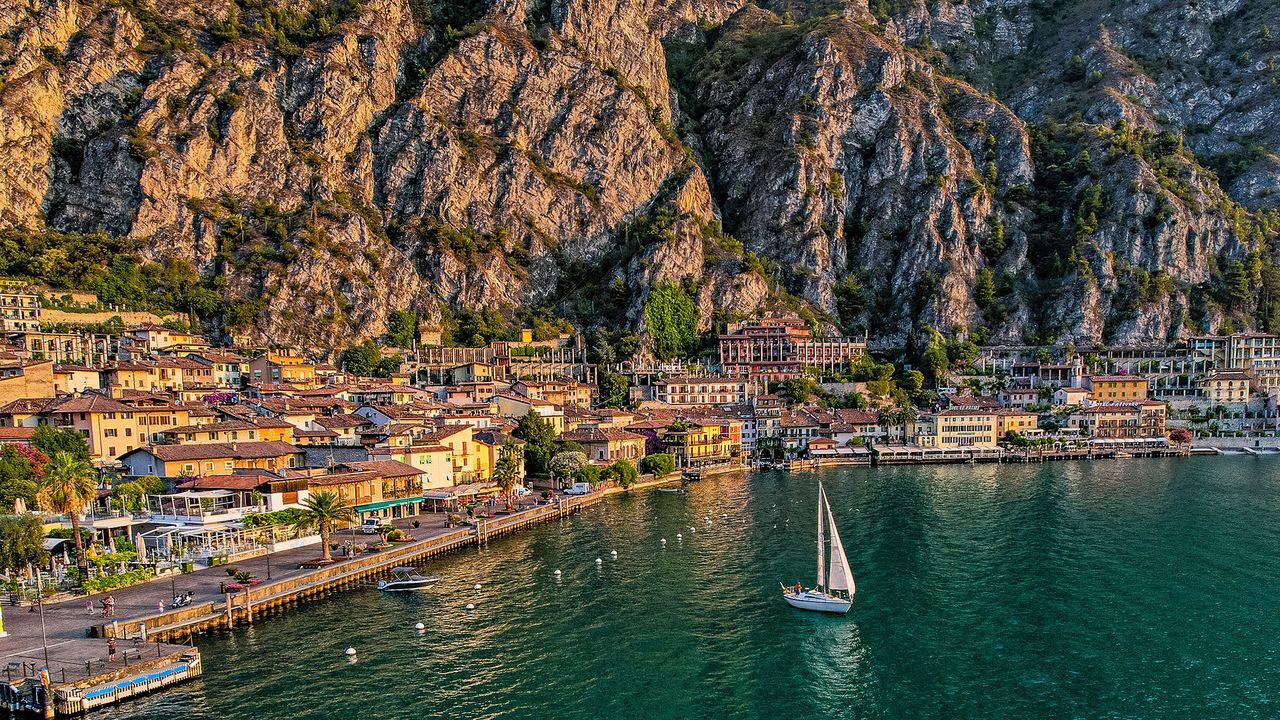 Hier zu sehen: ein Boot vor der Küste von Limone sul Garda. Segelboot vor Limone sul Garda