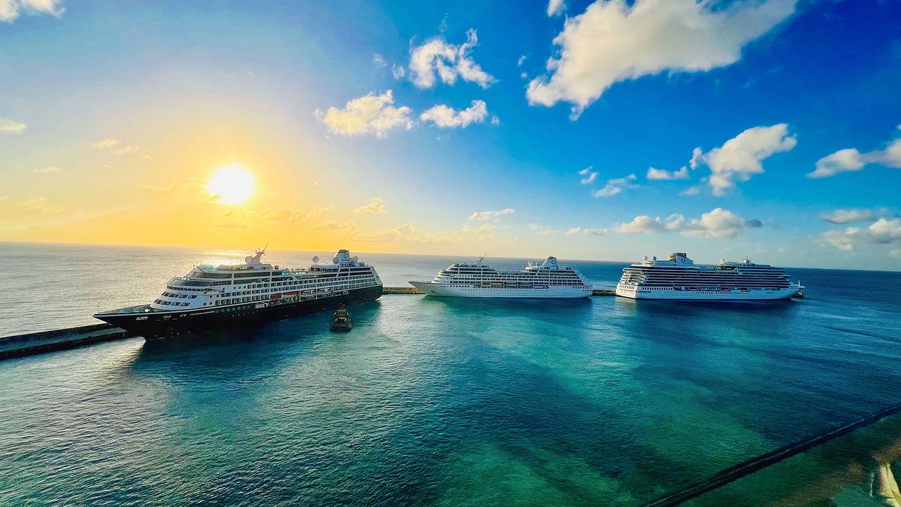 Drei Kreuzfahrtschiffe in der Karibik