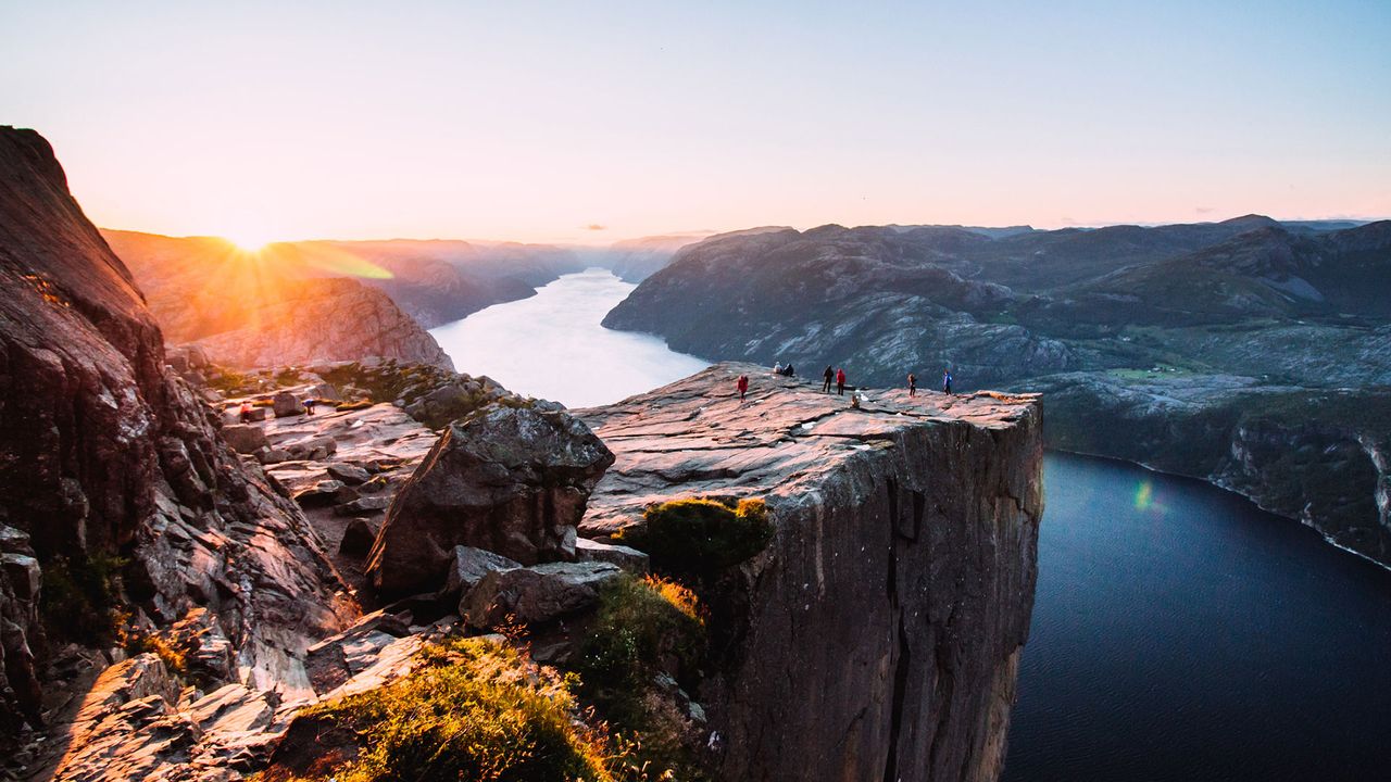 Personen auf dem Preikestolen in Norwegen