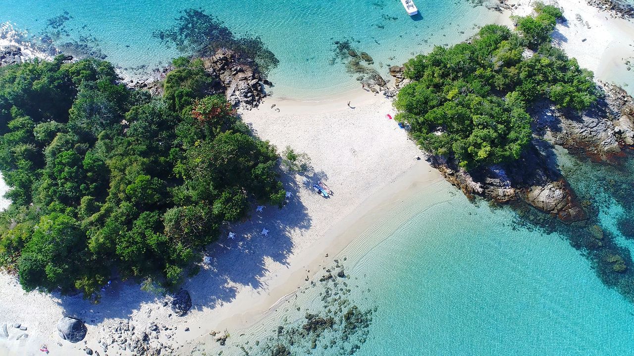 Luftaufnahme von puderweißem Strand auf der Ilha de Cataguás