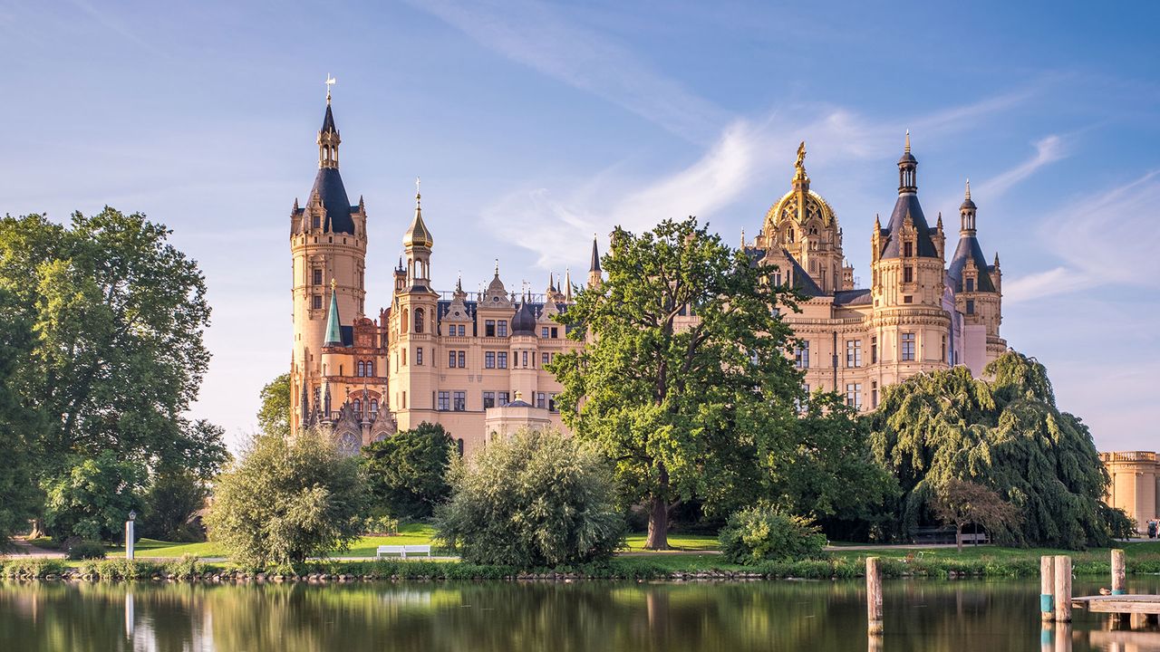 Schloss Schwerin vom Wasser aus gesehen