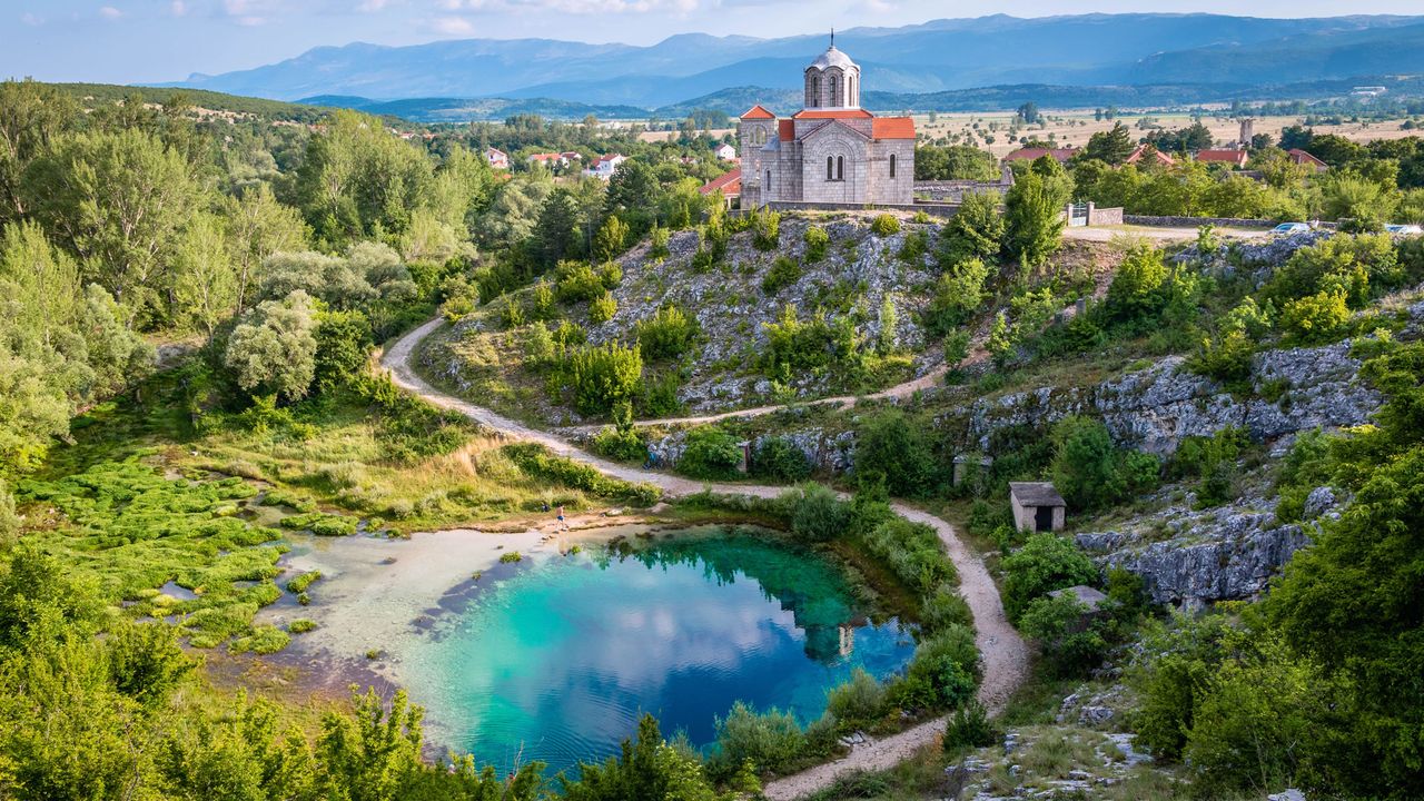 Cetina-Quelle und Kirche des Heiligen Erlösers in Kroatien